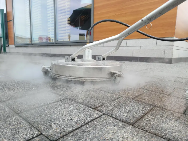 Mycie kostki profesjonalnym talerzem do gorącej wody.