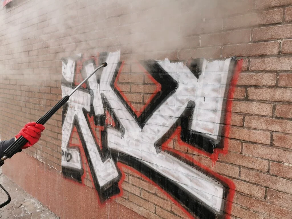 Usuwanie graffiti z elewacji