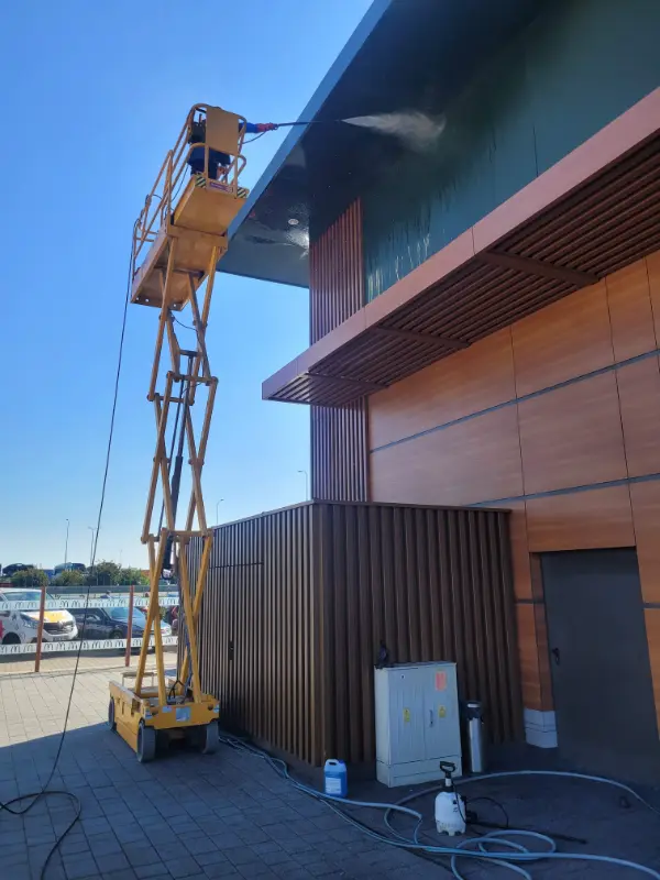 Mycie ciśnieniowe elewacji w Warszawie