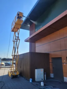 Mycie elewacji z podnośnika koszowego w Raszynie