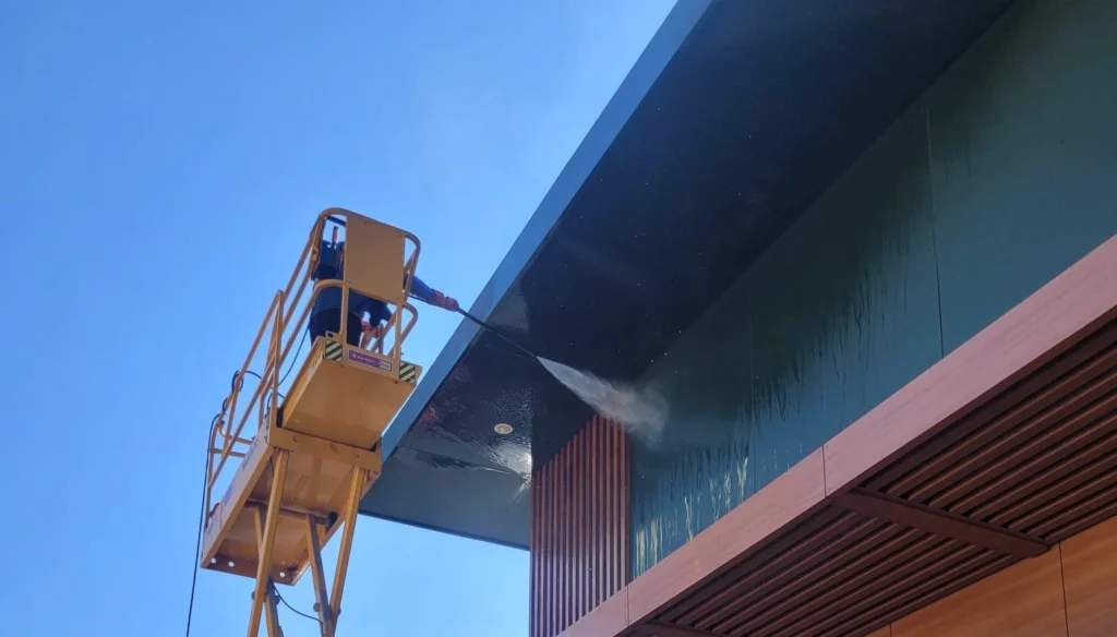 Mycie ciśnieniowe elewacji z podnośnika